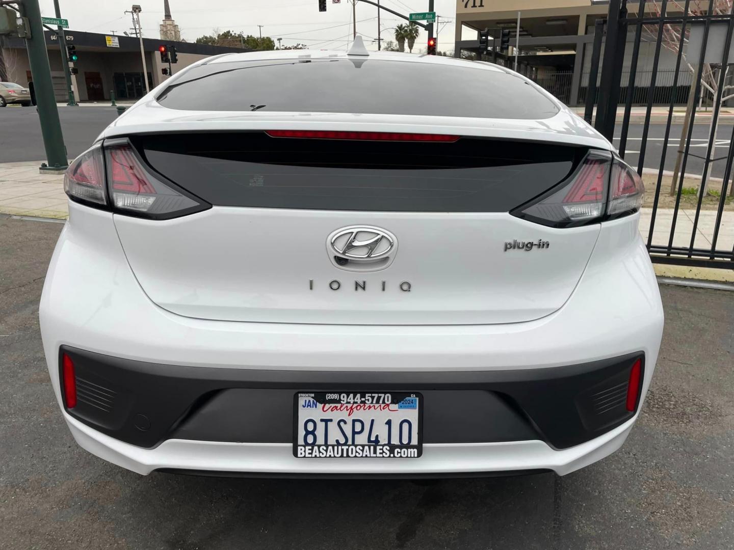 2020 WHITE /GRAY Hyundai Ioniq Plug-In Hybrid SE (KMHC65LD2LU) with an 1.6L L4 DOHC 16V HYBRID engine, 6A transmission, located at 744 E Miner Ave, Stockton, CA, 95202, (209) 944-5770, 37.956863, -121.282082 - Photo#12